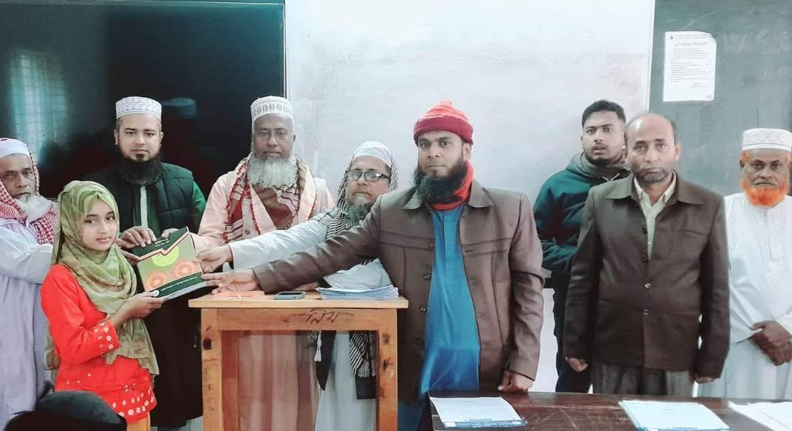 কচুয়ার পালাখাল ছালেহিয়া আলিম মাদ্রাসায় শিক্ষার্থীদের মাঝে বই বিতরণ